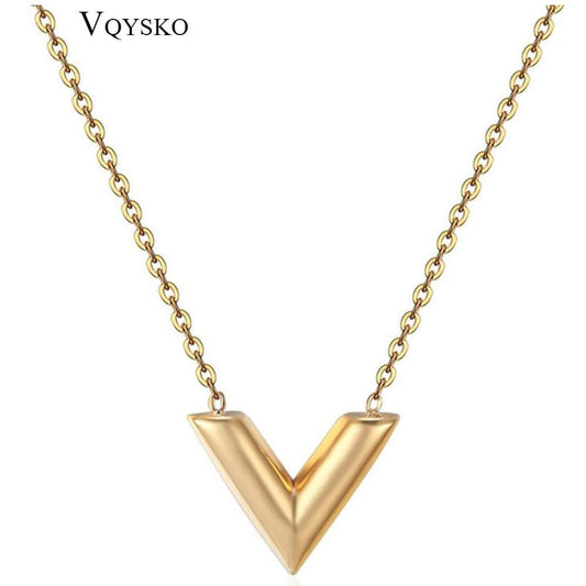 Collier Pendentif de Luxe en Acier Inoxydable de la Marque de Mode VQYSKO pour Femme - Bijou de Costume Féminin à Lettre V - Adenbora