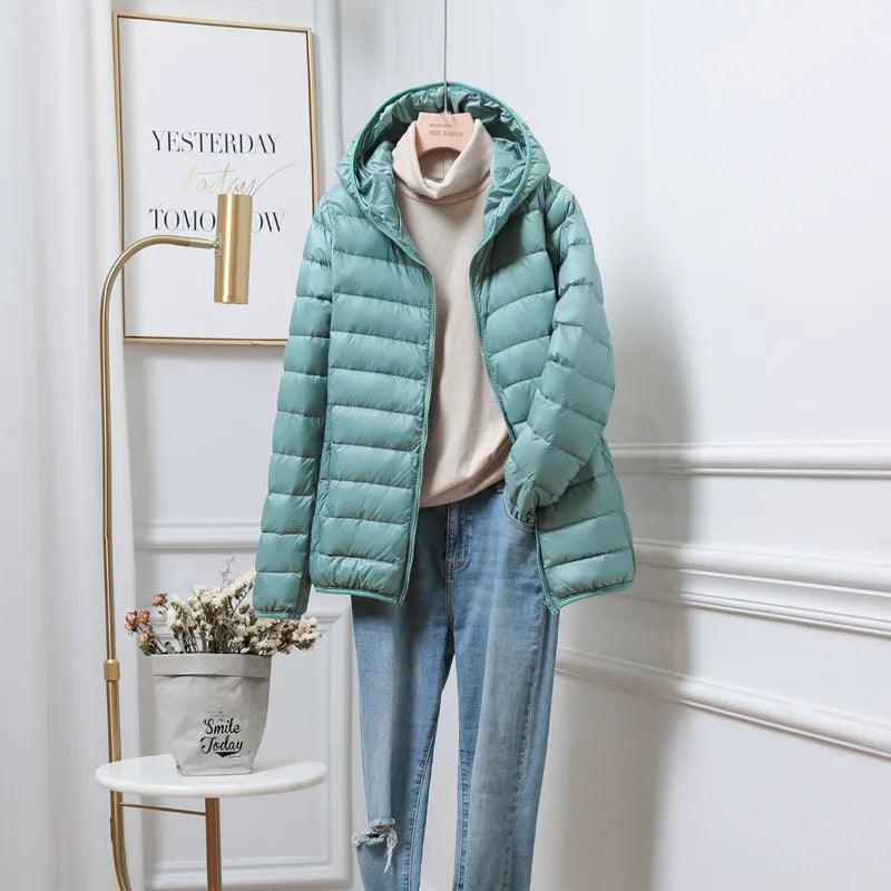 Élégance d'Hiver: Manteau Femme avec Duvet Blanc - Confort et Style pour la Saison Froide - Adenbora