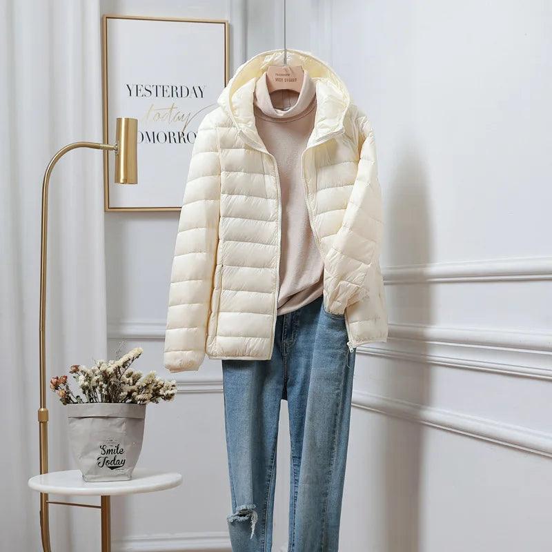 Élégance d'Hiver: Manteau Femme avec Duvet Blanc - Confort et Style pour la Saison Froide - Adenbora