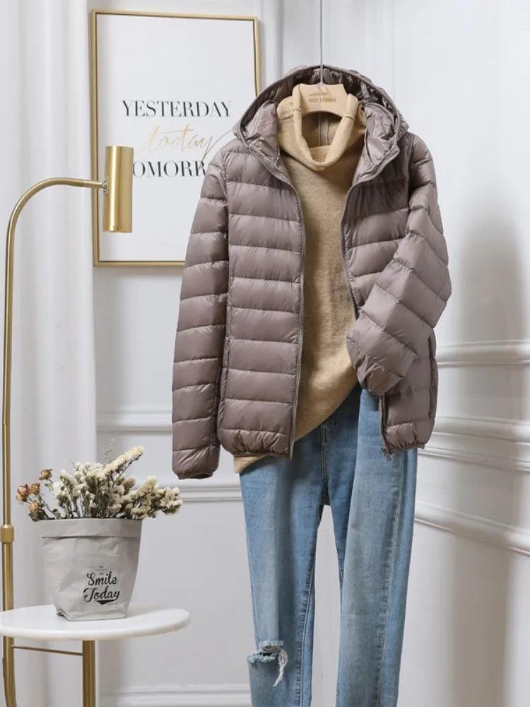 Élégance d'Hiver: Manteau Femme avec Duvet Blanc - Confort et Style pour la Saison Froide - Adenbora